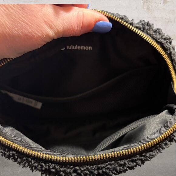 Lululemon Everywhere Fleece Belt Bag Black - Picture 3 of 4